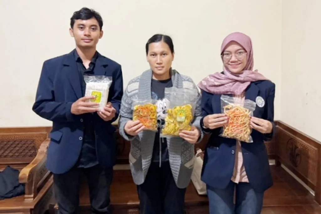 Mahasiswa UM mendampingi usaha snack lokal melalui remarketing UMKM digital dan branding produk