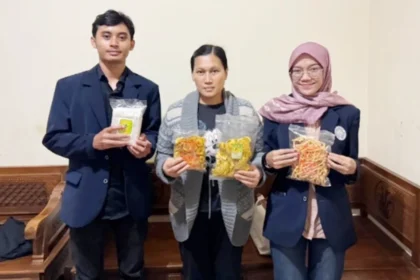 Mahasiswa UM mendampingi usaha snack lokal melalui remarketing UMKM digital dan branding produk