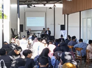 peserta dari berbagai organisasi mengikuti diskusi kepemimpinan dalam seminar yang digelar komunitas lokal di Ketapang.