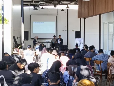 peserta dari berbagai organisasi mengikuti diskusi kepemimpinan dalam seminar yang digelar komunitas lokal di Ketapang.