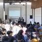 peserta dari berbagai organisasi mengikuti diskusi kepemimpinan dalam seminar yang digelar komunitas lokal di Ketapang.