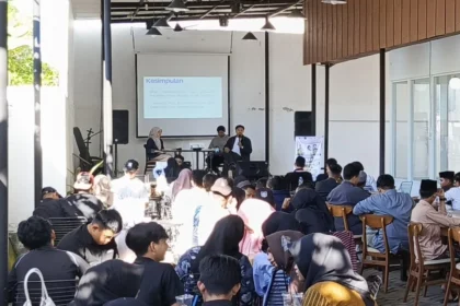 Peserta mengikuti seminar vibes dakwah tentang kepemimpinan modern di Ketapang secara interaktif