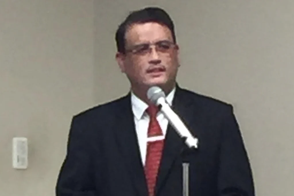 Potret Prof Thamrin Usman akademisi Universitas Tanjungpura dengan latar kegiatan akademik kampus