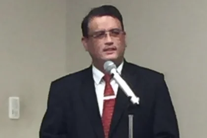 Potret Prof Thamrin Usman akademisi Universitas Tanjungpura dengan latar kegiatan akademik kampus