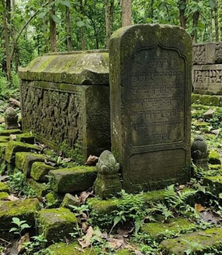 Kondisi terkini struktur makam Mahapati Majapahit yang mulai terabaikan di tengah area situs sejarah lokal.