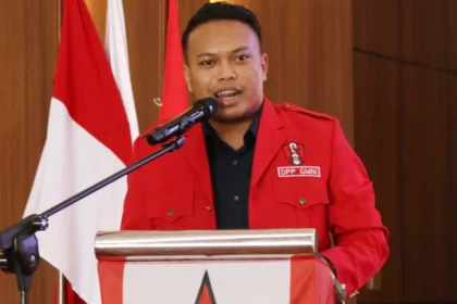 Anselmus Ersandy Santoso menyampaikan sikap GMNI terkait perlindungan industri baja nasional
