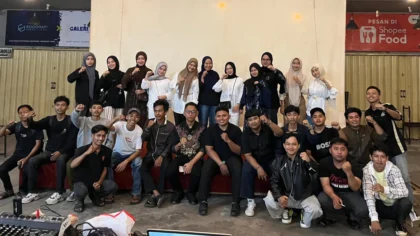 Mahasiswa mengikuti diskusi film Pesta Babi tentang kemanusiaan dan lingkungan di kampus