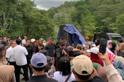 Warga Desa Pelawan Jaya menggelar aksi protes terkait konflik PT SMM di Sarolangun