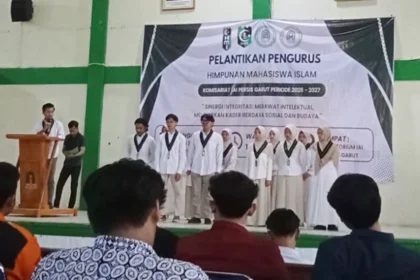 Prosesi pengambilan sumpah jabatan pengurus baru HMI IAI Persis Garut oleh pengurus cabang di Aula Kampus