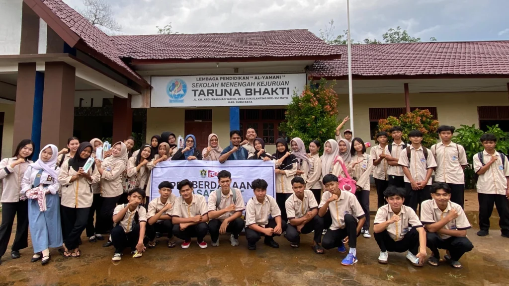 Dosen pengabdian masyarakat IAIN Pontianak saat memberikan materi edukasi ekonomi dan literasi finansial kepada warga Kubu Raya.