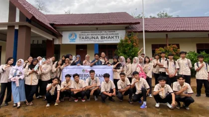 Dosen pengabdian masyarakat IAIN Pontianak saat memberikan materi edukasi ekonomi dan literasi finansial kepada warga Kubu Raya.