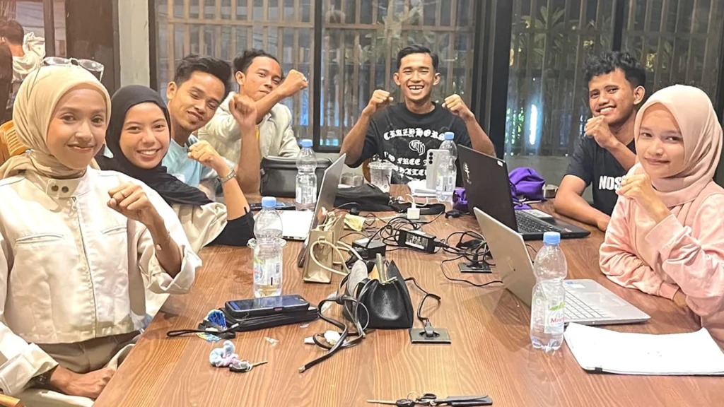 Suasana rapat koordinasi pelaksanaan PKM Kampus Meranti oleh pengurus DPM BEM dan PMII di Roona Caffe
