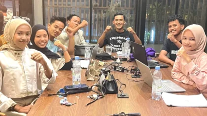 Suasana rapat koordinasi pelaksanaan PKM Kampus Meranti oleh pengurus DPM BEM dan PMII di Roona Caffe