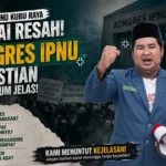 Ketua PC IPNU Kubu Raya membawa megafon menuntut kepastian pelaksanaan Kongres IPNU melalui poster pernyataan sikap.