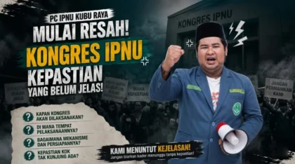 Ketua PC IPNU Kubu Raya membawa megafon menuntut kepastian pelaksanaan Kongres IPNU melalui poster pernyataan sikap.