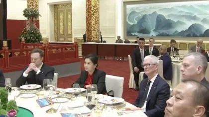 Zhou Qunfei dalam forum global bersama tokoh industri teknologi dunia