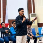 Aksi demonstrasi menuntut kebebasan berekspresi mahasiswa di depan gedung pemerintahan dengan membentangkan spanduk tuntutan.