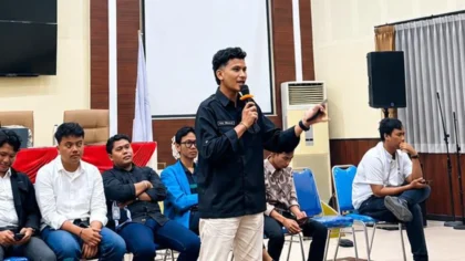 Aksi demonstrasi menuntut kebebasan berekspresi mahasiswa di depan gedung pemerintahan dengan membentangkan spanduk tuntutan.