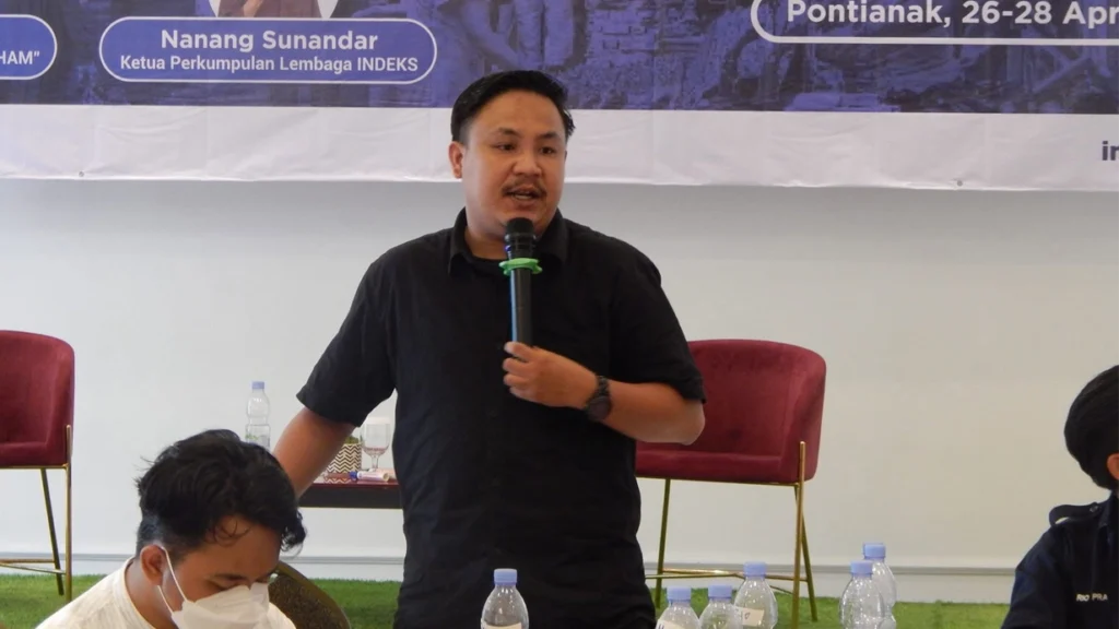 Sekelompok anggota Karang Taruna mengikuti diskusi perencanaan program pemberdayaan pemuda di lingkungan masyarakat.