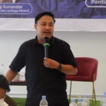 Sekelompok anggota Karang Taruna mengikuti diskusi perencanaan program pemberdayaan pemuda di lingkungan masyarakat.