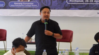 Sekelompok anggota Karang Taruna mengikuti diskusi perencanaan program pemberdayaan pemuda di lingkungan masyarakat.