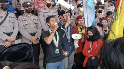 Aktivis menyampaikan kritik PLN Kalbar terkait pemadaman listrik bergilir yang berdampak pada masyarakat.