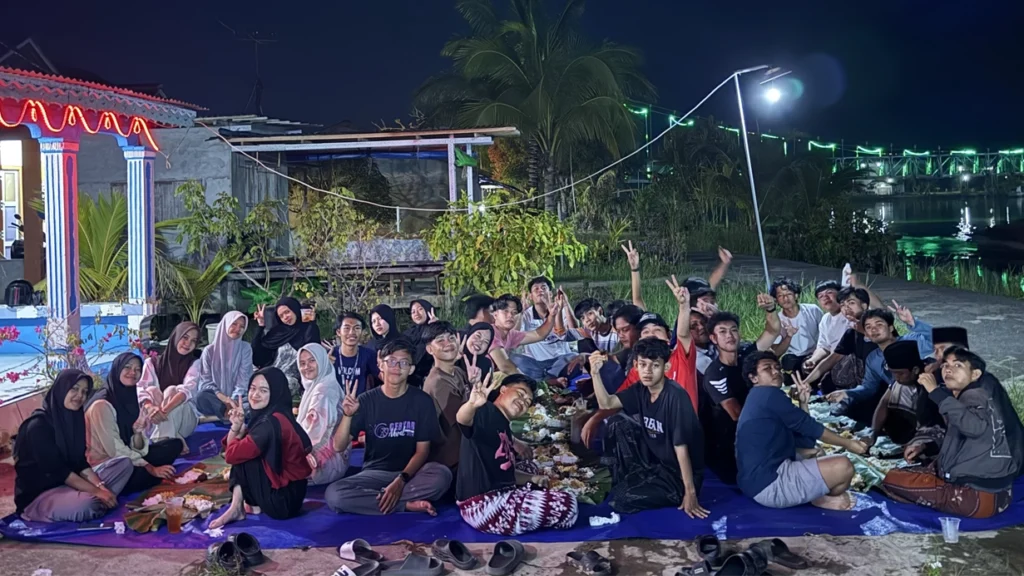 Pengurus HMPS HKI mengikuti Makrab HMPS HKI di Halaman Keraton Kubu, Kabupaten Kubu Raya.