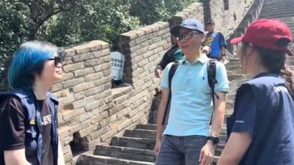 Mahasiswa Universitas Airlangga mewawancarai wisatawan saat studi pariwisata berkelanjutan di Tembok Besar Mutianyu.