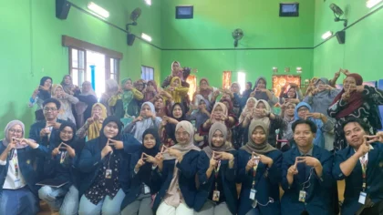 Pelatihan pembukuan digital UMKM bagi pelaku usaha di Balai Desa Pagedangan.