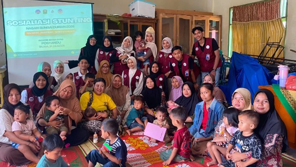 Peserta posyandu mengikuti sosialisasi pencegahan stunting yang digelar mahasiswa KKN UNP di Solok.