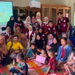 Peserta posyandu mengikuti sosialisasi pencegahan stunting yang digelar mahasiswa KKN UNP di Solok.
