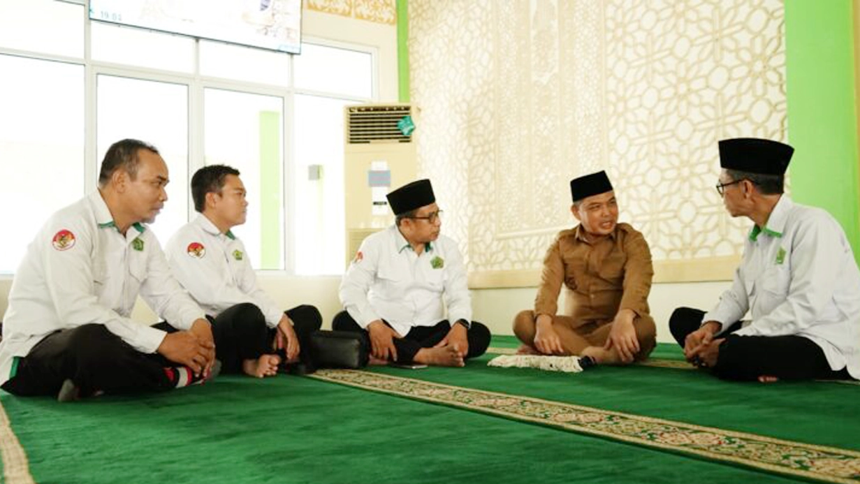 Rektor IAIN Pontianak Prof. Wajidi Sayadi bersilaturahmi dengan Gubernur Kalbar Ria Norsan usai pelantikan dan membahas rencana alih status menjadi UIN.