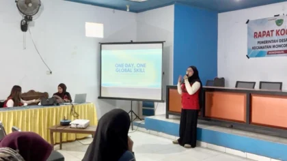 Mahasiswa KKN Unhas memberikan materi bahasa Inggris pelayanan kepada perangkat Desa Moncongloe