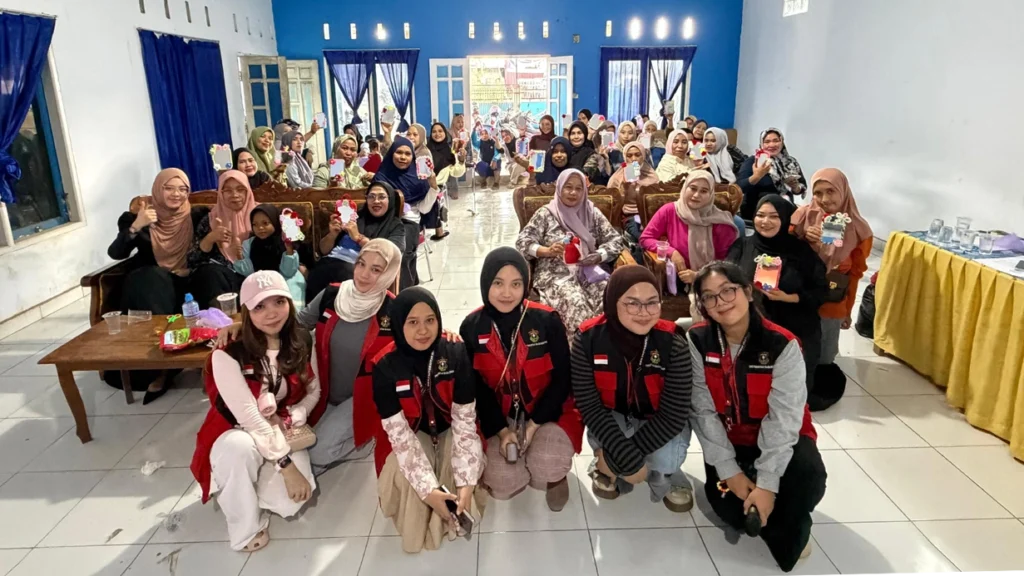 Pelatihan kerajinan tangan pembuatan cermin kawat bulu bersama ibu-ibu PKK Desa Moncongloe