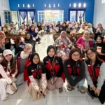 Pelatihan kerajinan tangan pembuatan cermin kawat bulu bersama ibu-ibu PKK Desa Moncongloe