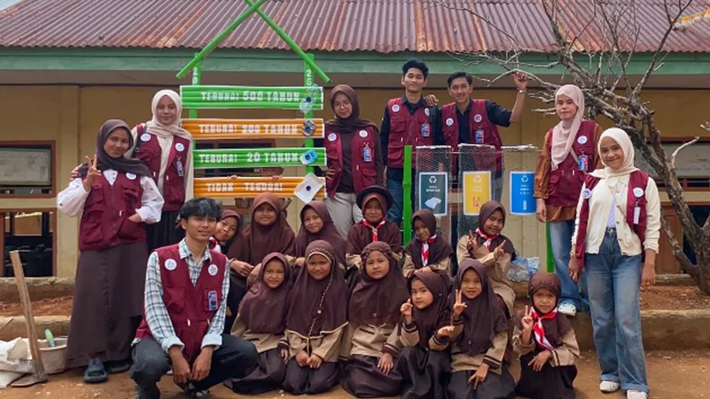 Siswa SDN 16 Nagari Sungai Durian mengikuti edukasi program bank sampah bersama mahasiswa KKN UNP.