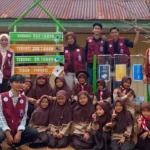 Siswa SDN 16 Nagari Sungai Durian mengikuti edukasi program bank sampah bersama mahasiswa KKN UNP.