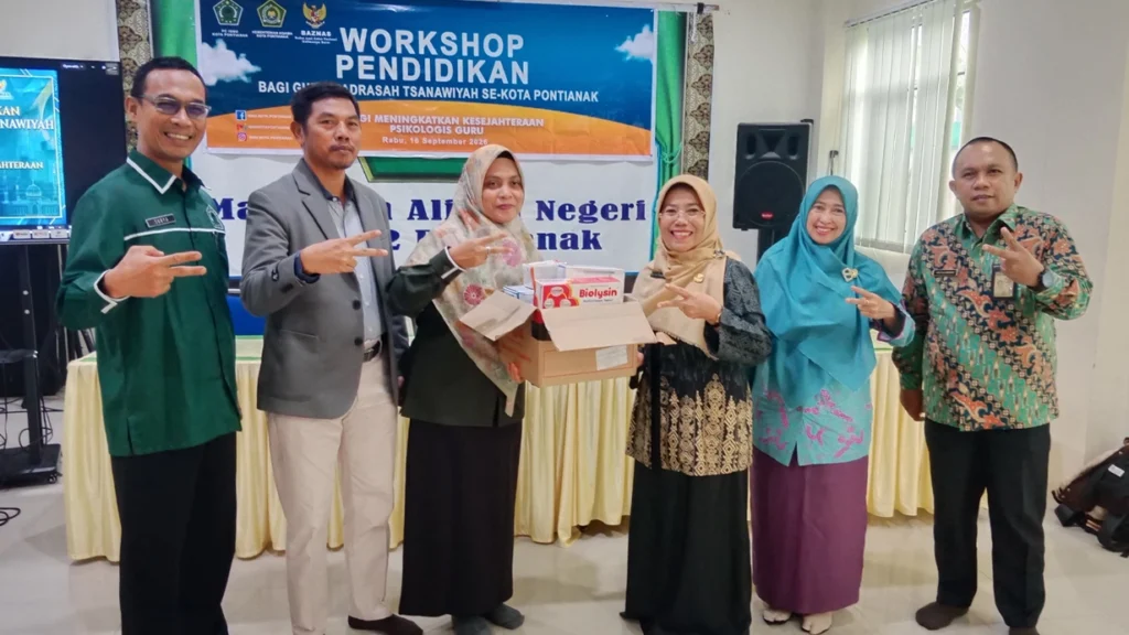 Guru MTs mengikuti workshop kesejahteraan guru madrasah di Pontianak