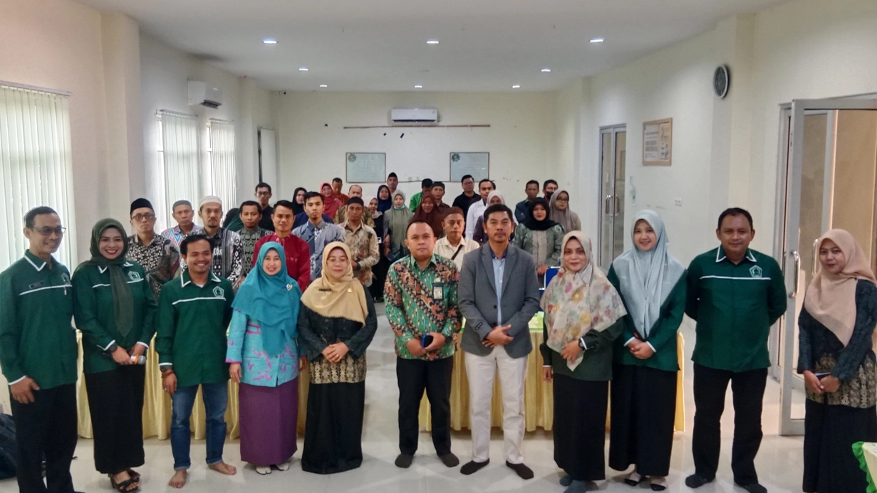 Guru MTs mengikuti workshop kesejahteraan guru madrasah di Pontianak