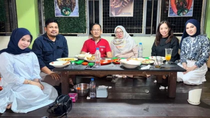 Mahasiswa Magister Ekonomi Syariah IAIN Pontianak mengikuti pertemuan persiapan PKM-KI bersama dosen pembimbing.